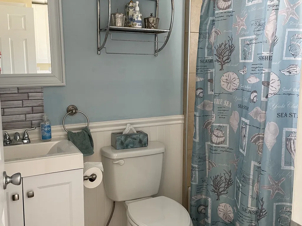 Full tiled bath with tub
