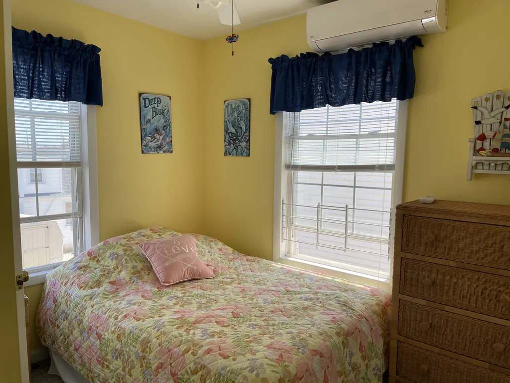 Full Bed, full closet, Powder room