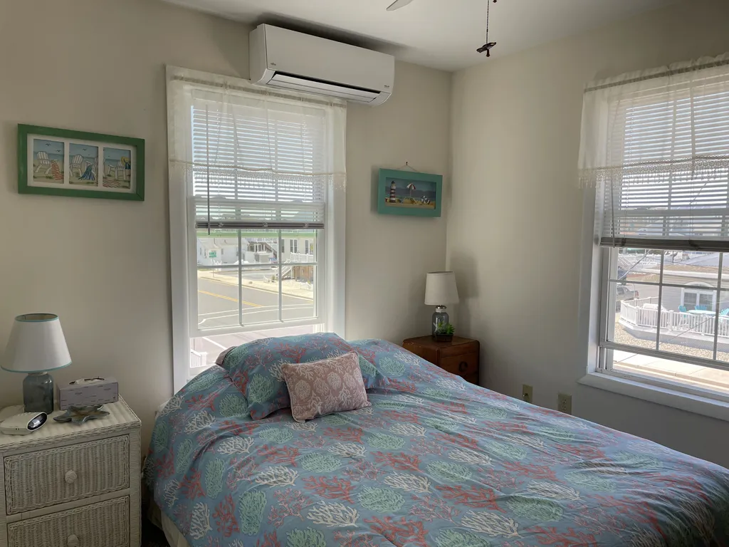 Queen bedroom with full closet
