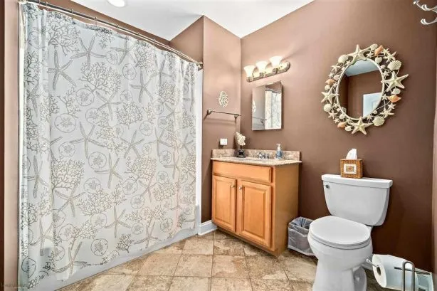 Main Bathroom with Tub/Shower Combo