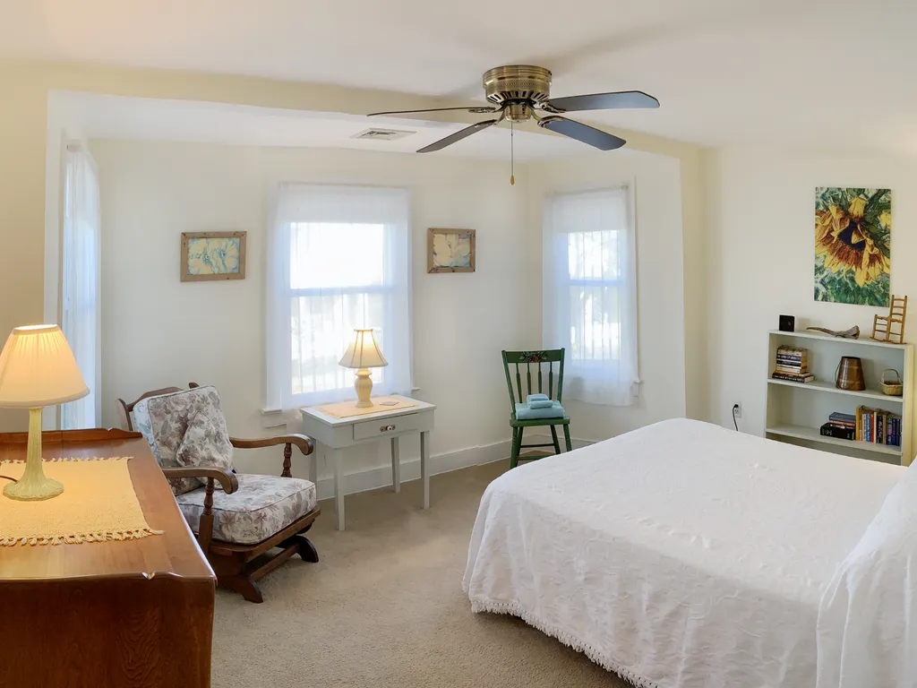 front bdrm- full size bed