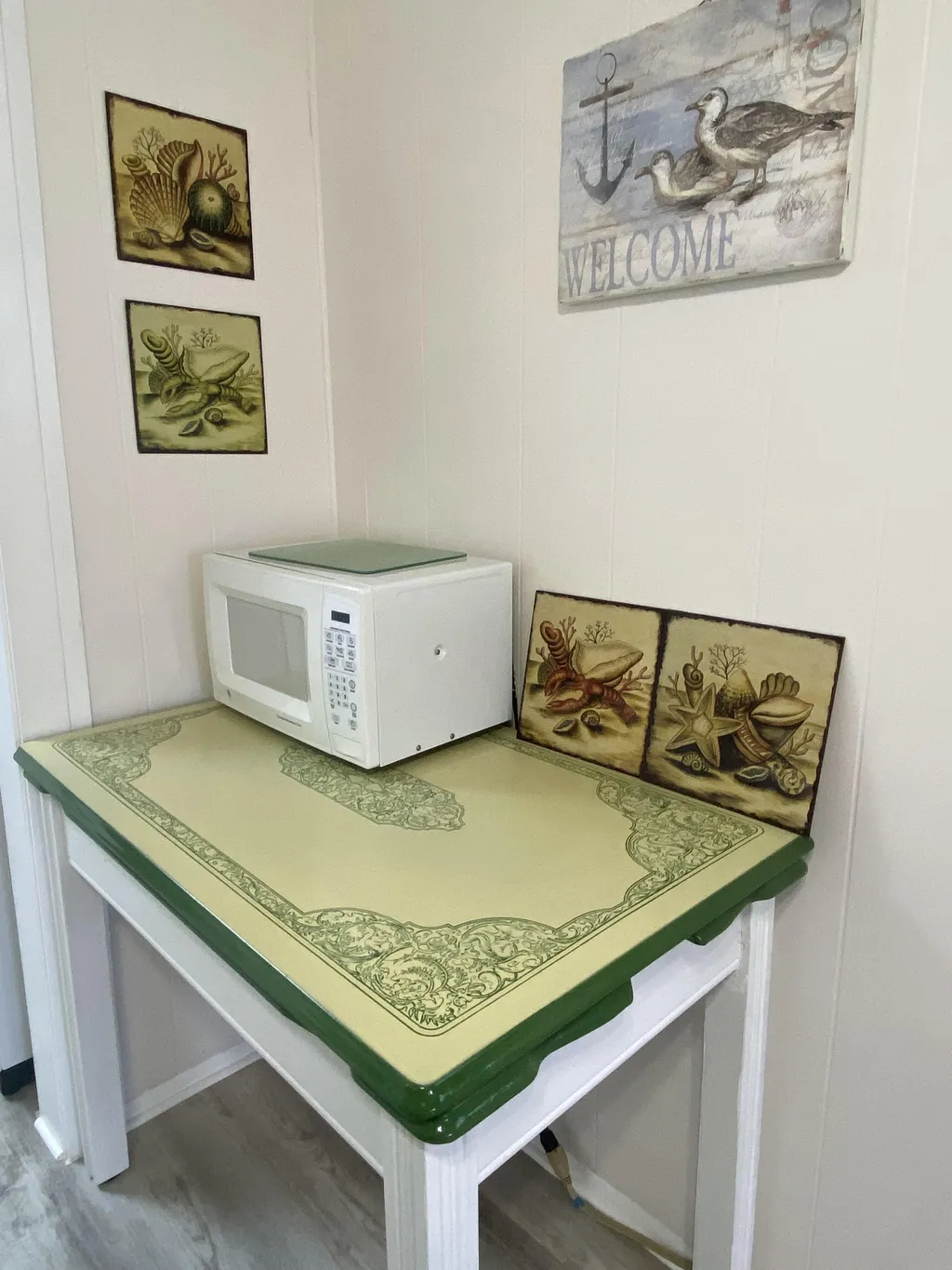 Apt. Vintage table w/Microwave