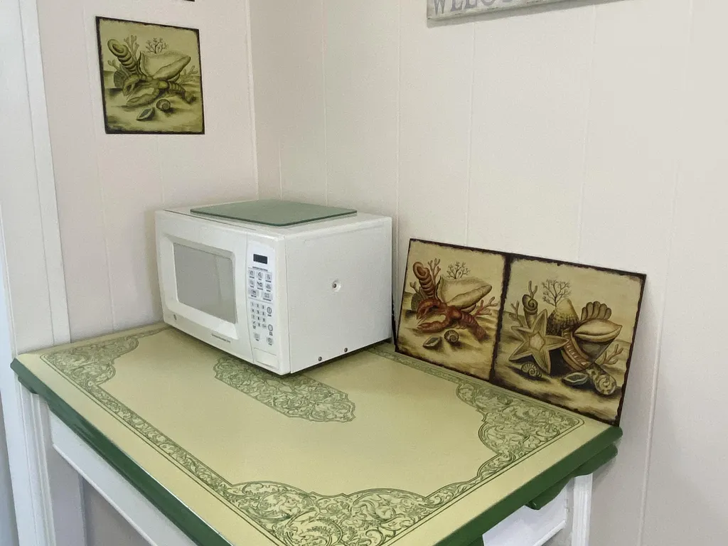 Apt. Vintage table w/Microwave