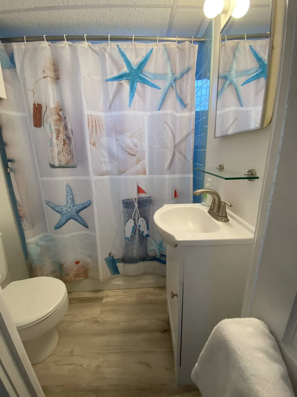 Apt. Full bathroom