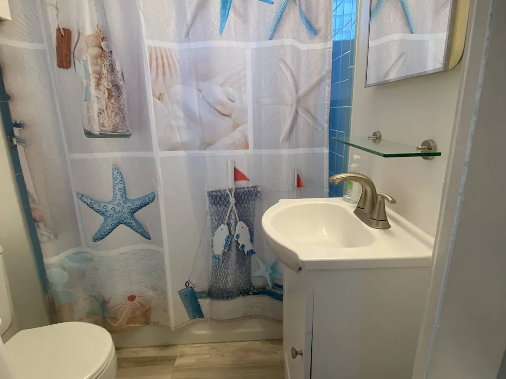 Apt. Full bathroom
