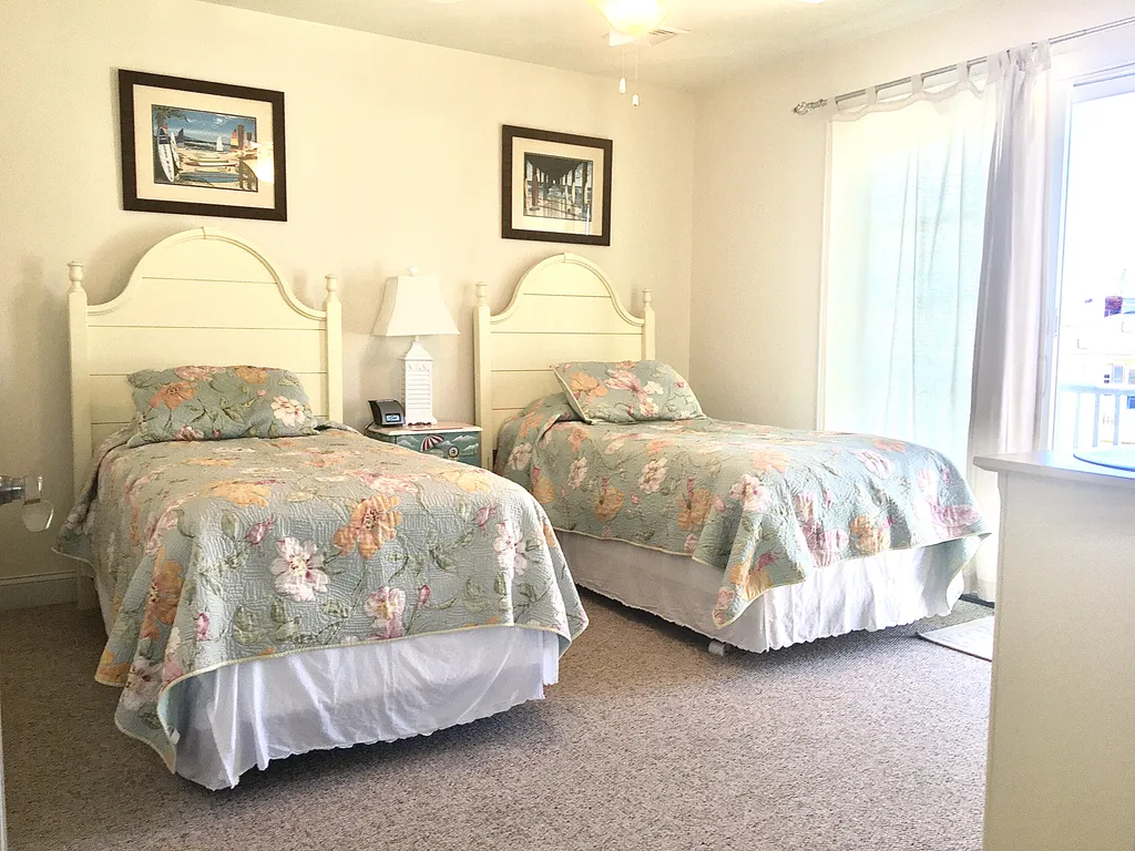 Spacious Twin BR , Sliders to Deck with Ocean Views