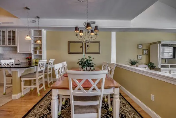 Dining Room (Seats 6) Counter for 3