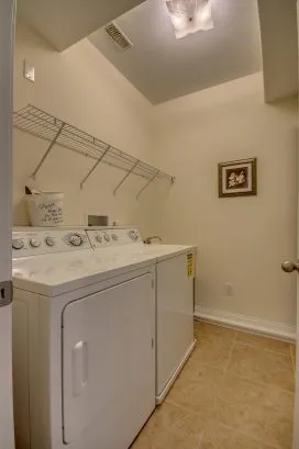 Laundry Room w/ utility sink