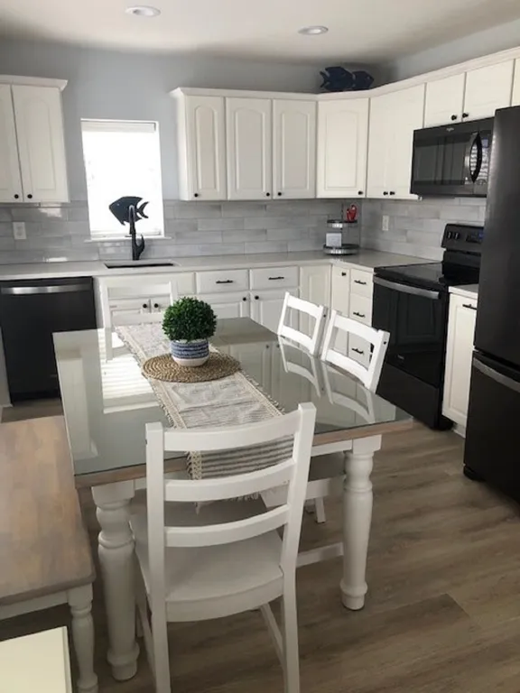Eat-In Kitchen