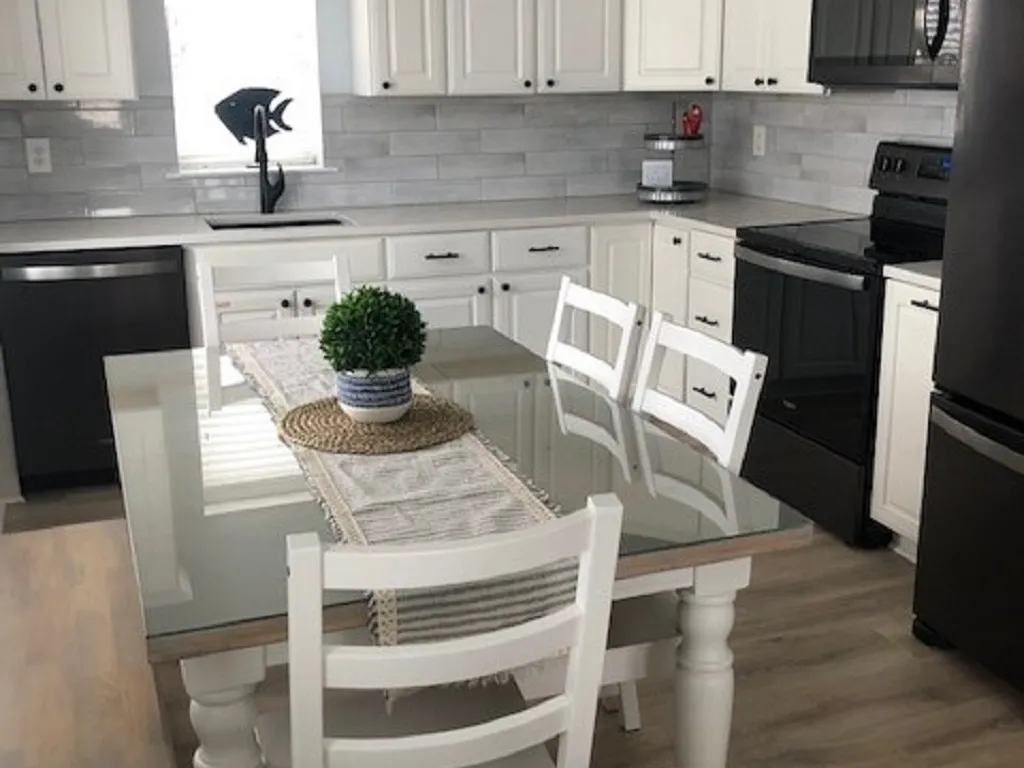 Eat-In Kitchen