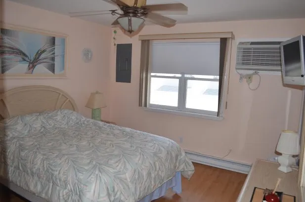 Queens size bed, A/C, ceiling fan and TV