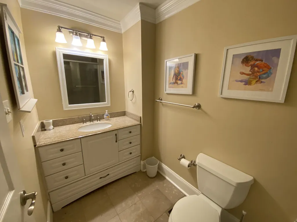 3rd Floor Full Bath w/Jetted Tub