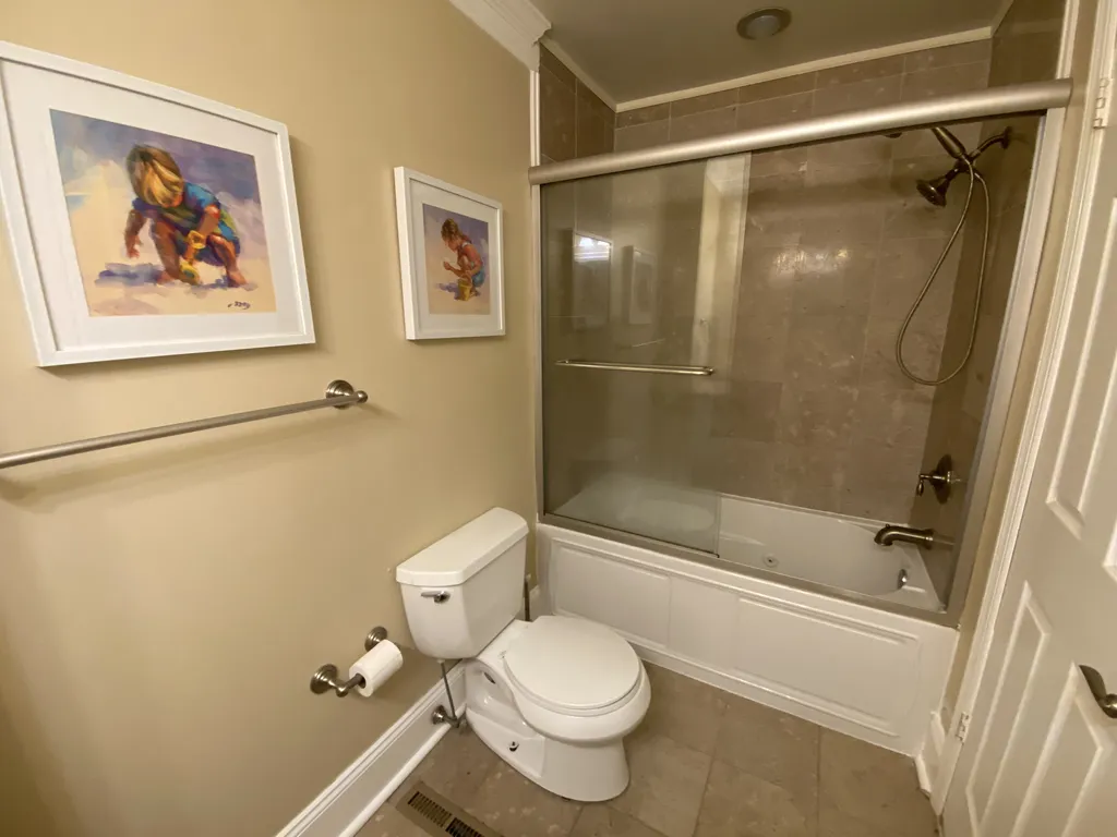 3rd Floor Full Bath w/Jetted Tub