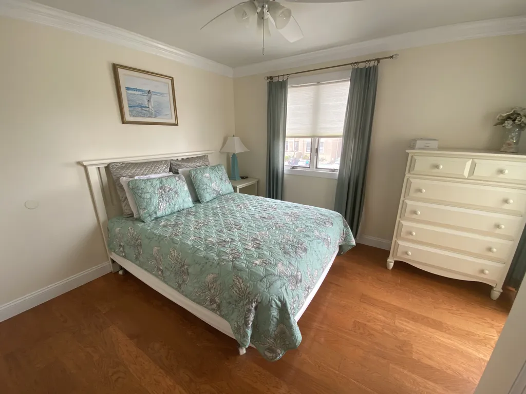 3rd Floor Queen with 32&amp;quot; Flat Screen TV