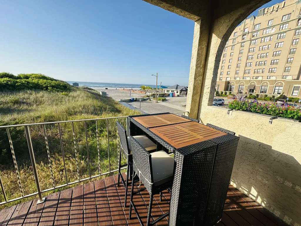 Great place for morning coffee, 2nd floor oceanfrotn deck!