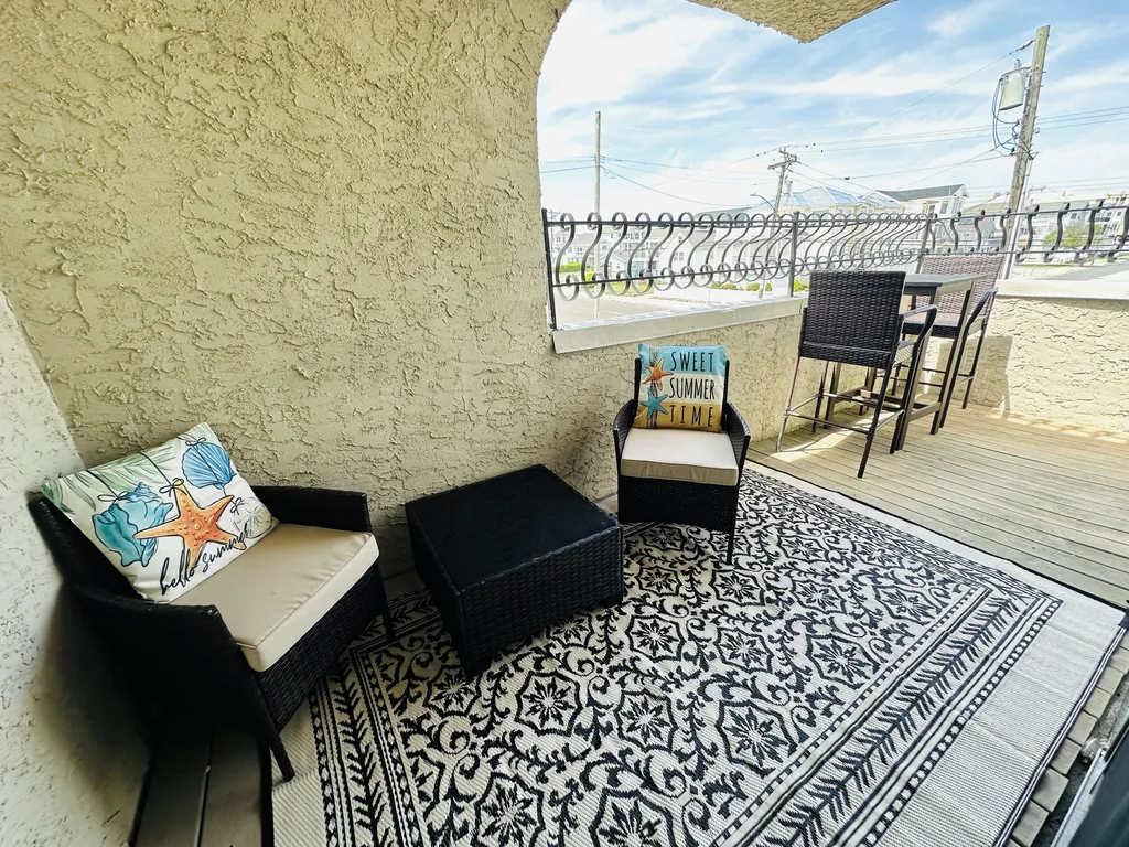 Cozy private deck off 2nd floor kitchen!