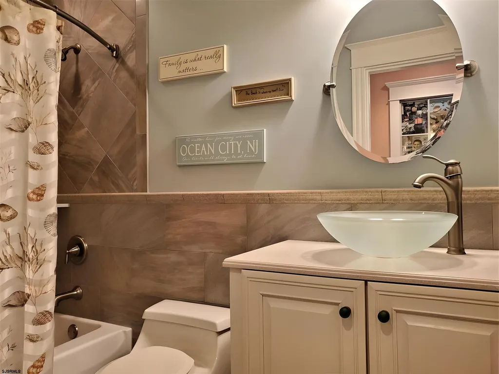 Hall Bathroom (Tub/Shower)