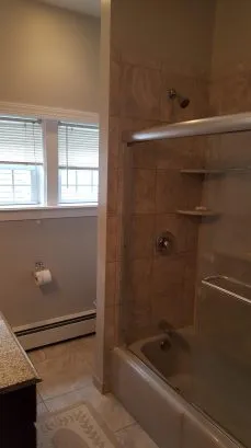 Main Bathroom with Tub