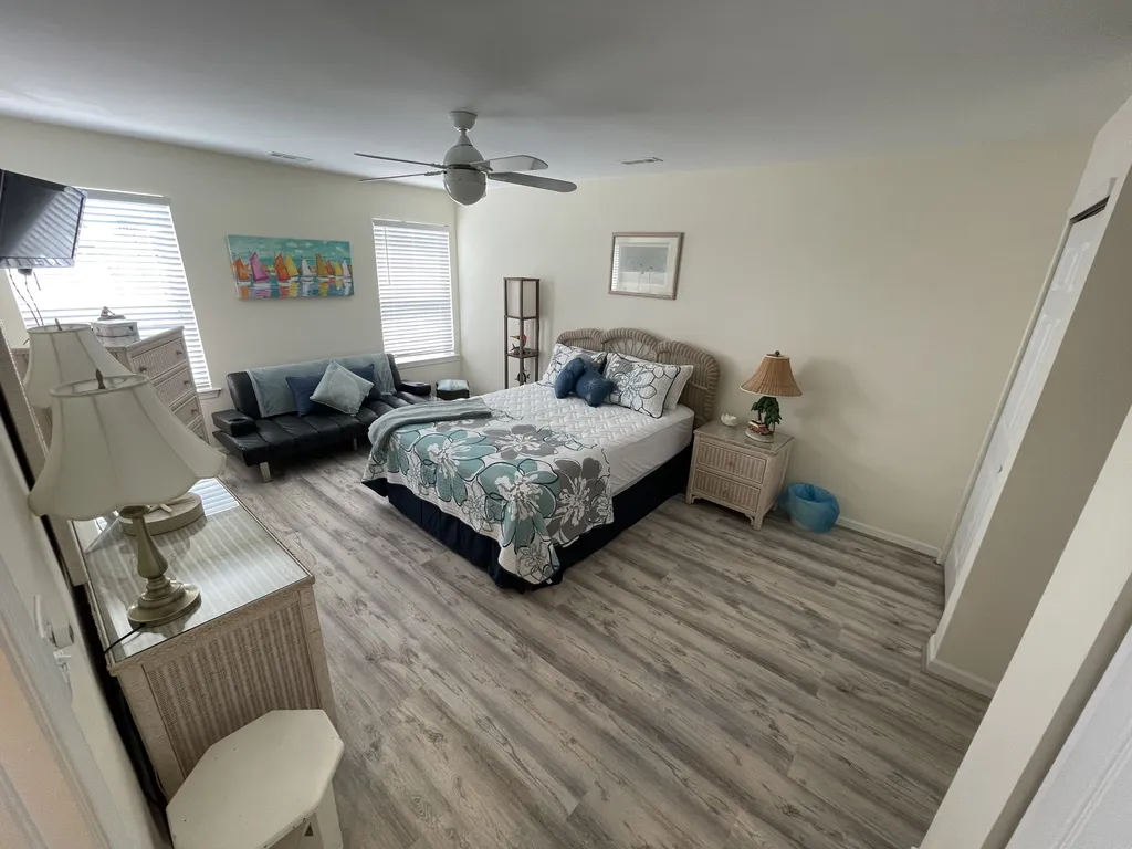 Large Master Bedroom, queen plus futon and access to master bath 