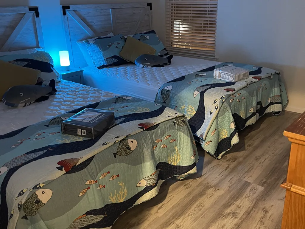 Bedroom 3, 1 queen, 1 double 