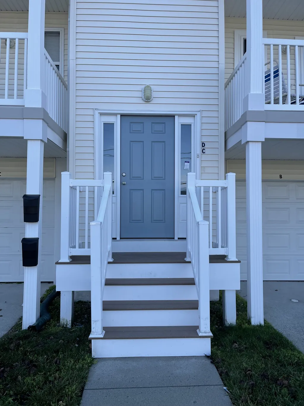 Front door enyry, in addition to entry from inside 