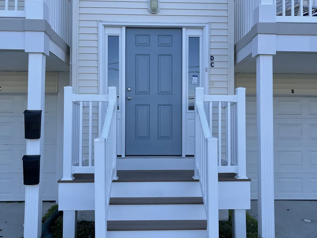 Front door enyry, in addition to entry from inside 