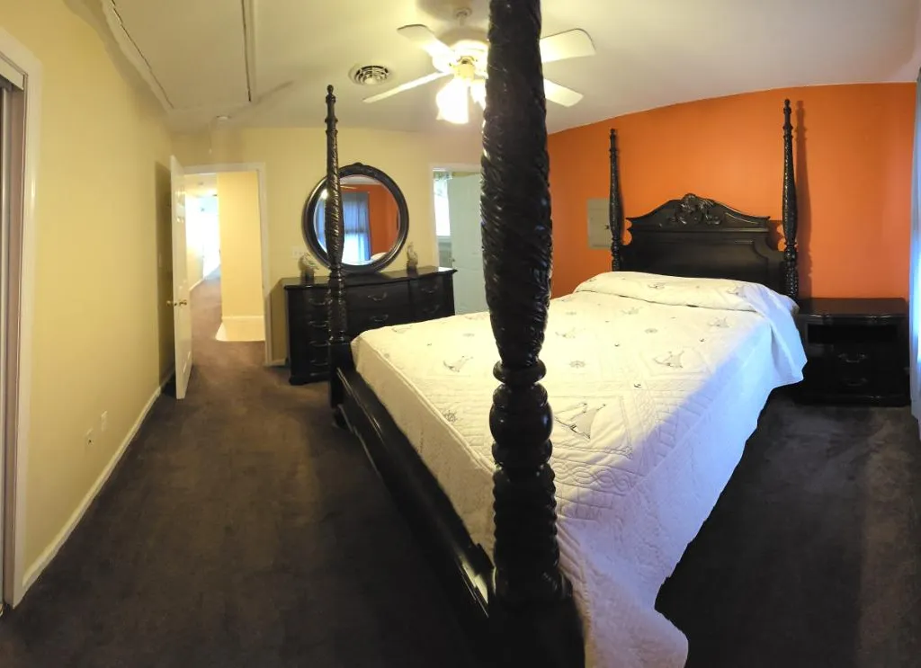 Four poster bed