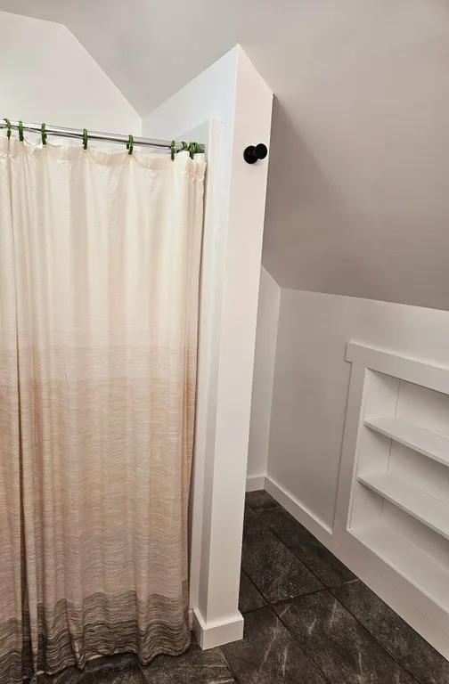 2ND FLOOR SHOWER/BATH