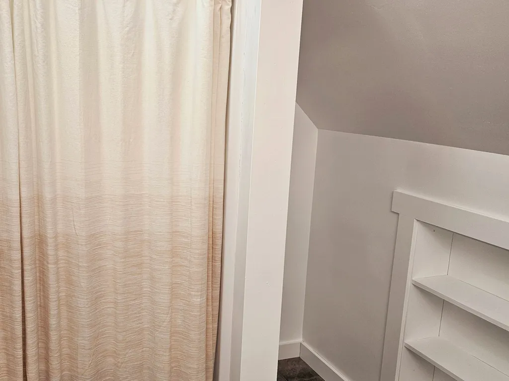 2ND FLOOR SHOWER/BATH