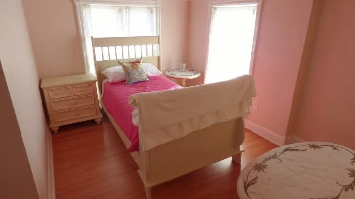 Single bed in Master Bedroom, in addition to King bed.