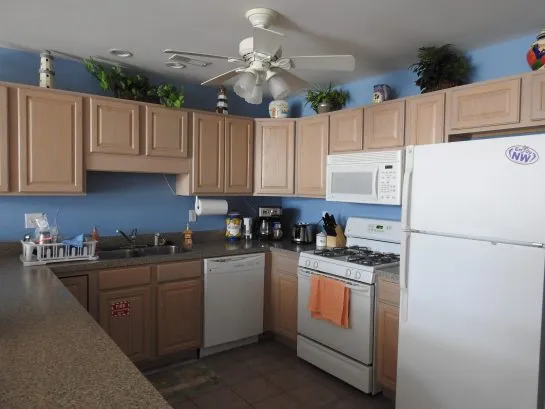 Kitchen with complete amenities