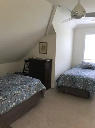 third floor bedroom (2 single beds)