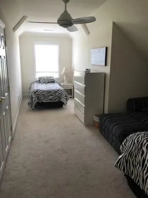 third floor bedroom (2 single beds)