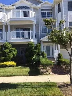 Street entrance, 1st fl balcony