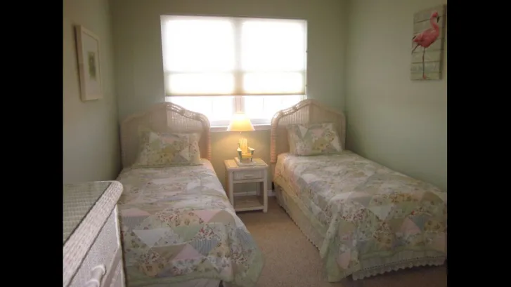 2nd bedroom - twin beds