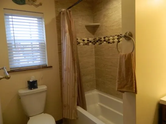 Upstairs bathroom with tub/shower