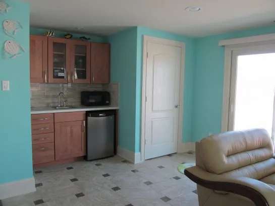 Ground floor wet bar with small microwave and referigerator