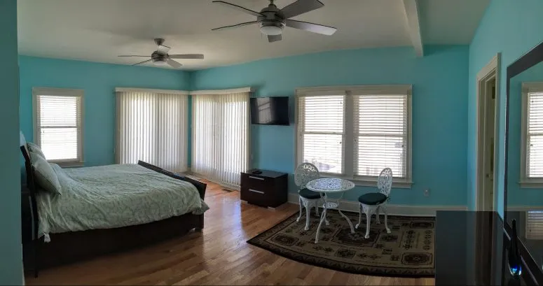 Master suite with ocean view from two sides, King bed and deck outside