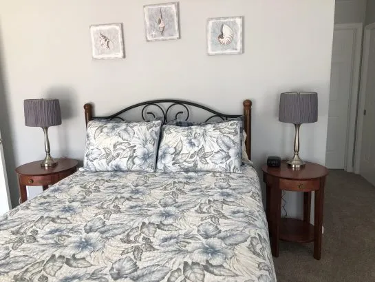 Master Bedroom - queen bed with luxury mattress