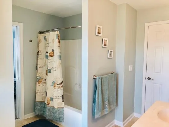3rd fl bath-  private toilet/water closet, tub/shower