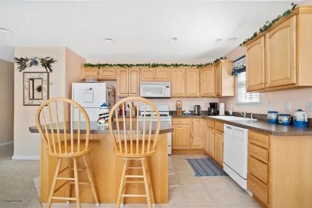 Kitchen &amp;amp; Breakfast Bar