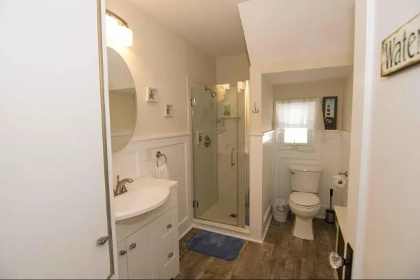 Main floor full bathroom