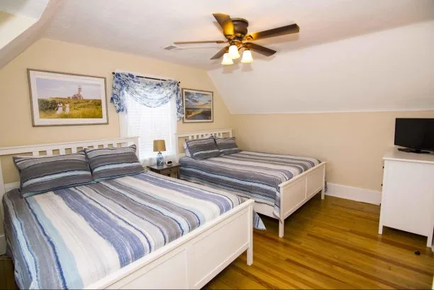 Additional spacious bedroom with 2 queen beds