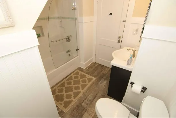 Second floor full bathroom