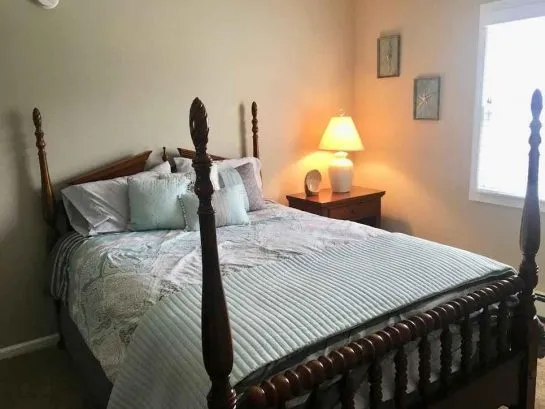 Unit 1 Master Bedroom - Queen Bed