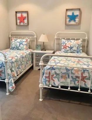 Hall Bedroom - 2 Twin (Sleeps 2)