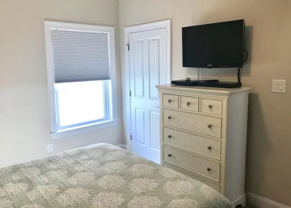 Hall - Queen Room - 32 inch TV