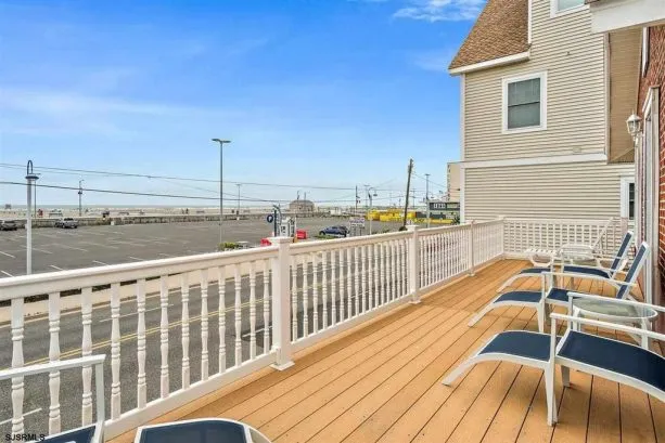 Upper Level Front Deck w/Ocean View