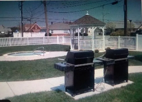 hot tub, 2 gazebos and 2 BBQ