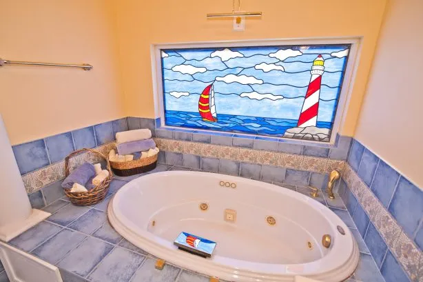 ❤️Enjoy for yourself an Incredible master bath. Use your Soothing Jacuzzi Tub and turn-on the Heated Tile Floor, you will think you have gone to Heaven! All towels are fresh and clean and provided by us! Enjoy a truly One-of-a-Kind custom Stain Glass